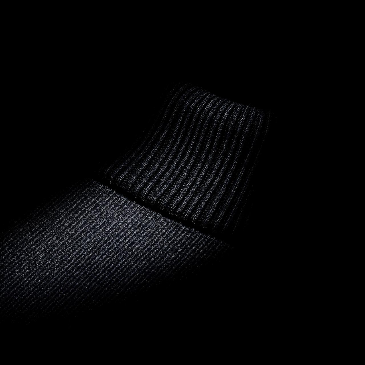 Heavy ribbed collar detail
